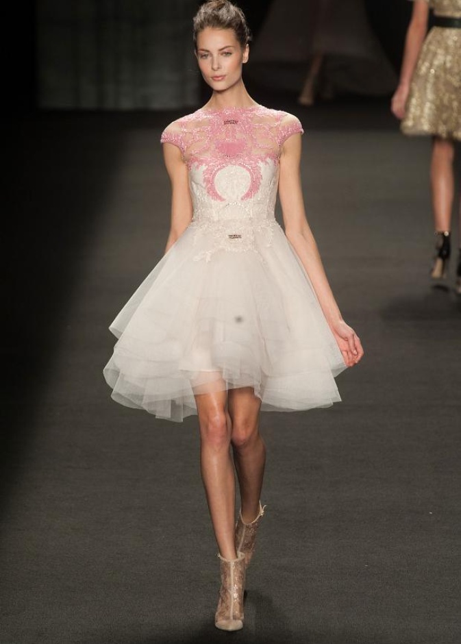 Monique Lhuillier: أزياء ملكية للإطلالات الفاخرة