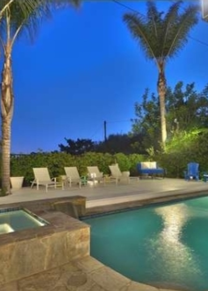 نابليون بيرديس يبيع منزلين بكاليفورنيا