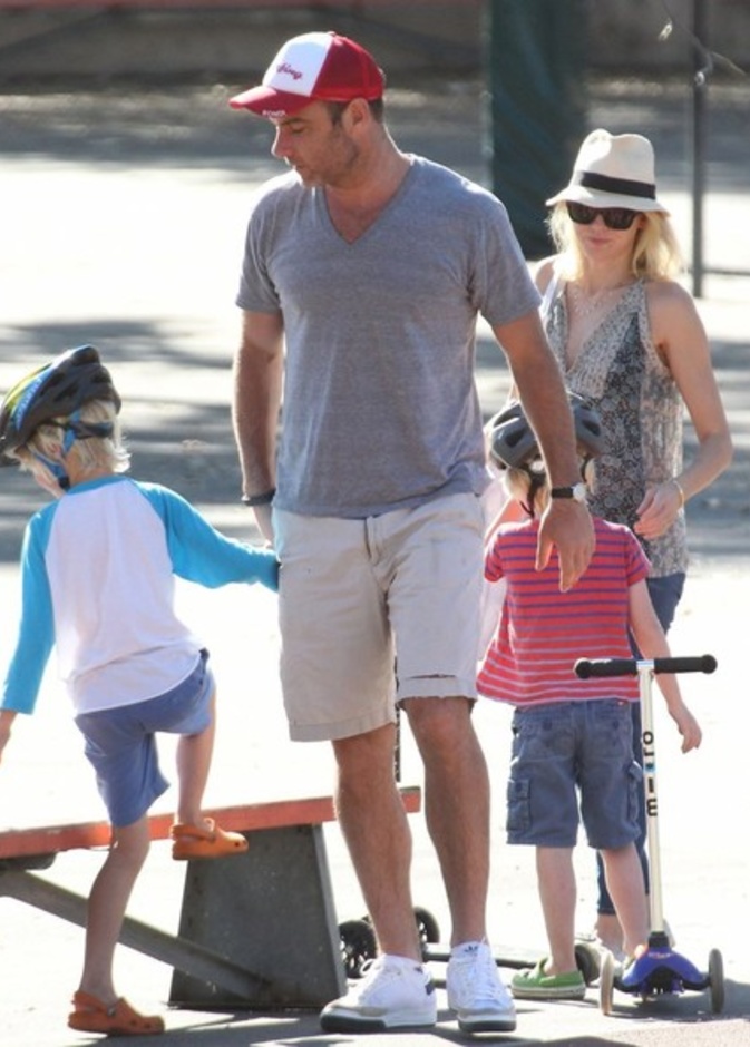 بالصور: ناعومي واتس وعائلتها يتسوقون من Farmers