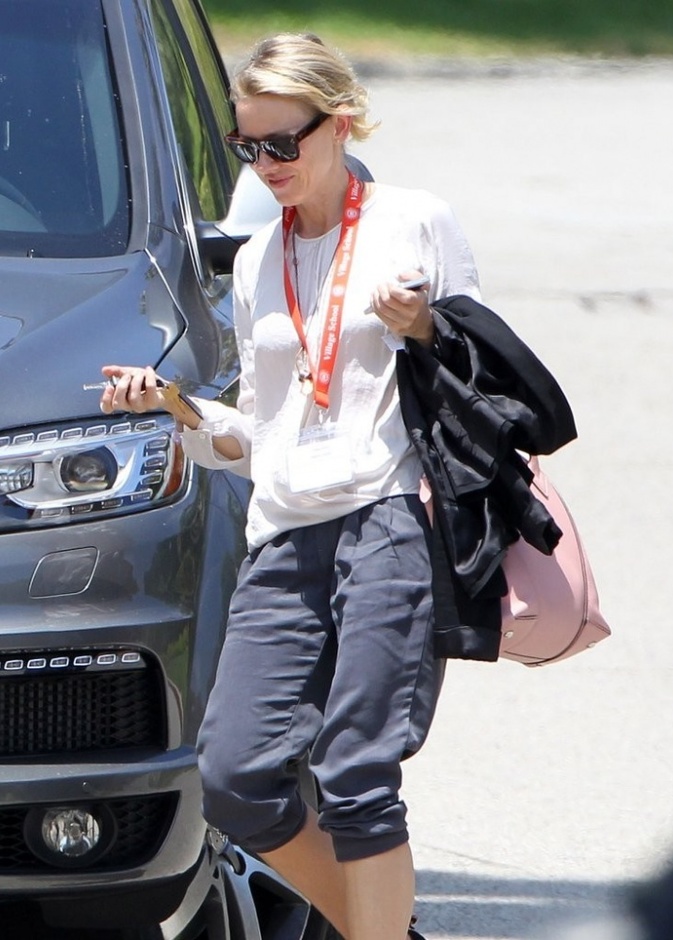 بالصور: ناعومي واتس تتجول مع إبنها