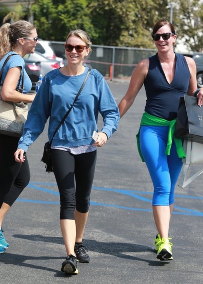بالصور: ناعومي واتس تبدأ يومها برحلة للنادي الرياضي