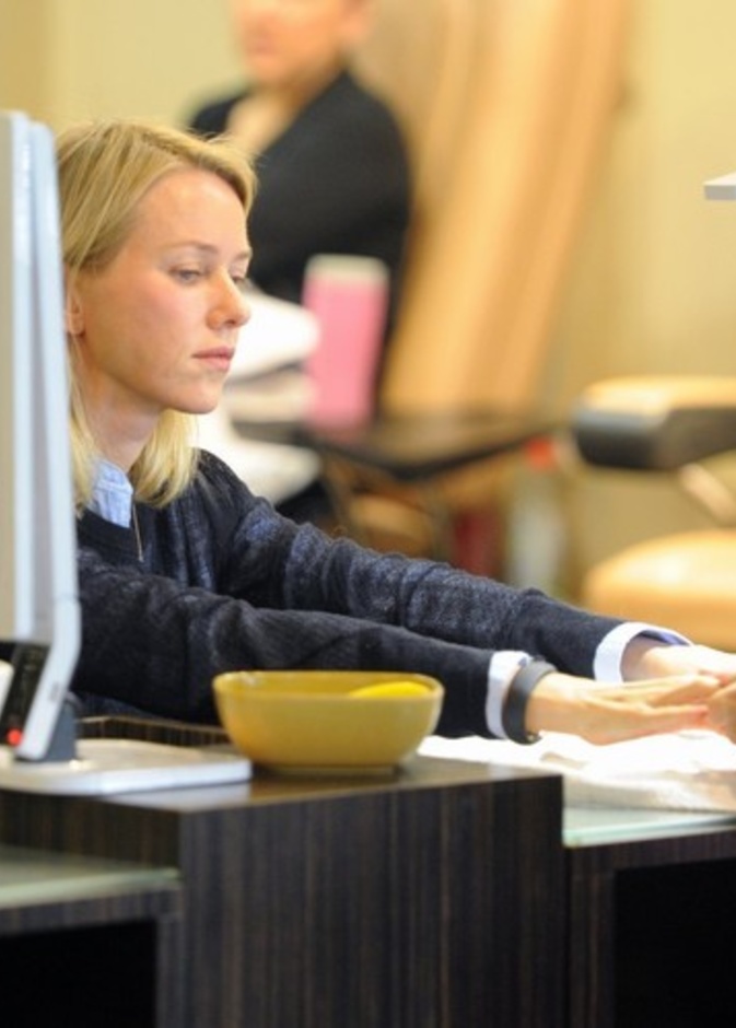 بالصور: ناعومي واتس تزور صالون التجميل