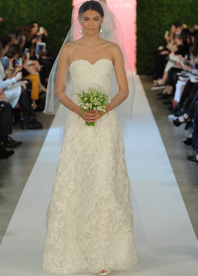 الكلاسيكية الرومنسية من توقيع Oscar De La Renta لفساتين زفاف ربيع 2015