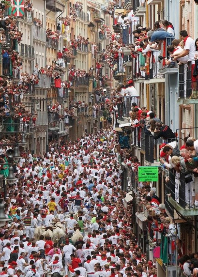 بالصور: مهرجان تحدى الثيران فى شوارع بامبلونا الاسبانية