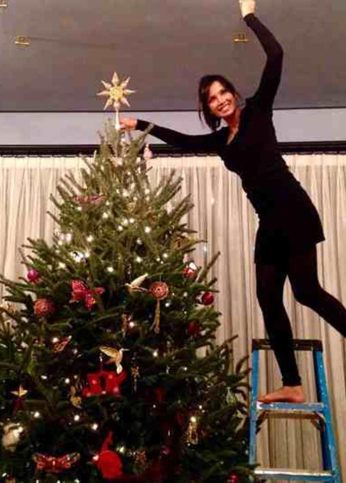 Padma Lakshmi تزين شجرة الميلاد