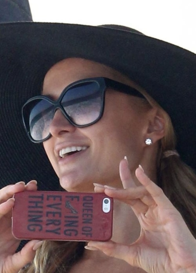 بالصور: باريس ونيكي هيلتون تستمتعان بحفل شاطئي