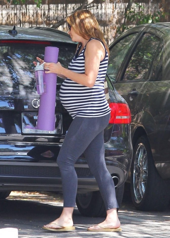 بالصور: جينا فيشر تتجه لممارسة اليوغا 