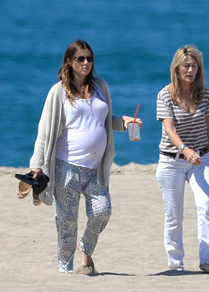 بالصور: جسيكا بيل في نزهة على الشاطئ 