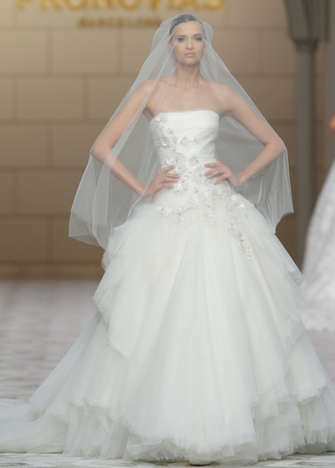 بالصور: فساتين زفاف Pronovias لربيع 2015