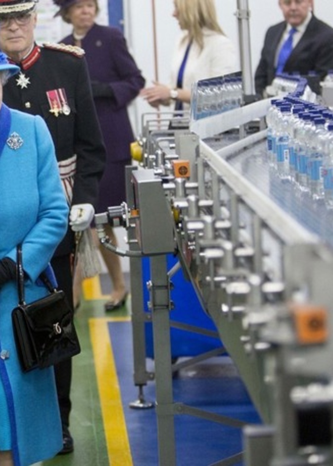 بالصور: الملكة إليزابيث تزور شركة Princes Gate Spring Water