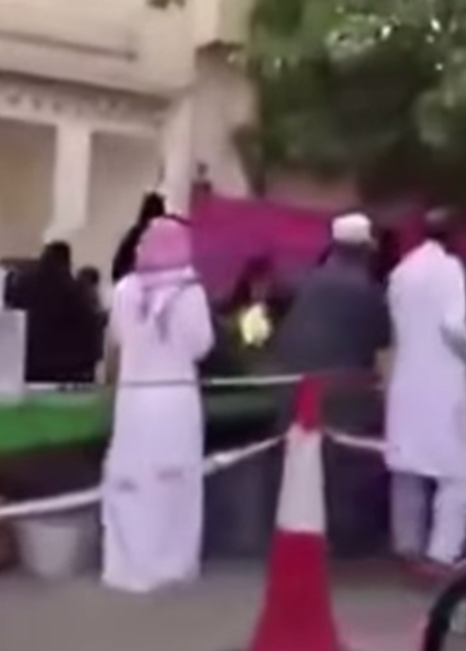 فيديو.. عائلة سعودية تفطر مئات الصائمين