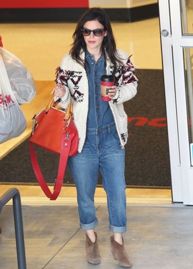 بالصور: Rachel Bilson تتسوق للكريسماس 