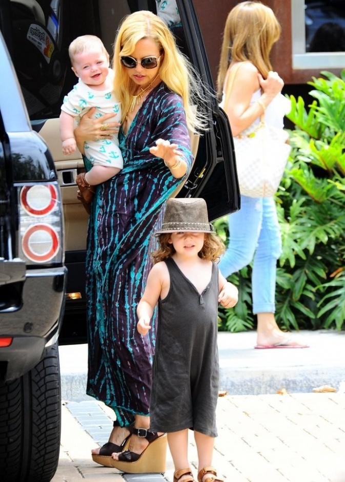 بالصور: راشيل زوي تتسوق مع أولادها