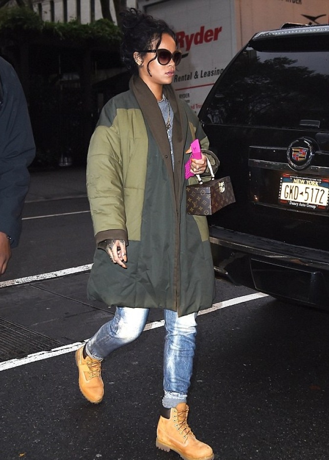 بالصور: ريهانا في إطلالة بسيطة بنيويورك