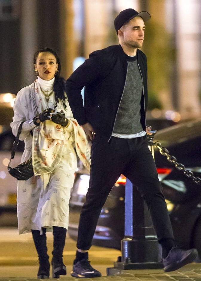 روبرت باتينسون يصطحب صديقته للعشاء في مدينة نيويورك