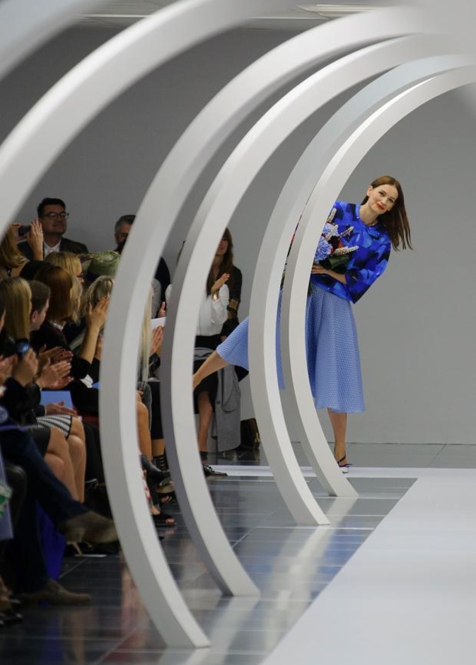 ربيع Roksanda.. مرح المراهقة وصرامة العمل