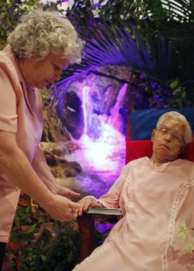 بالصور: أموات يحضرون جنازاتهم بكأمل أناقتهم