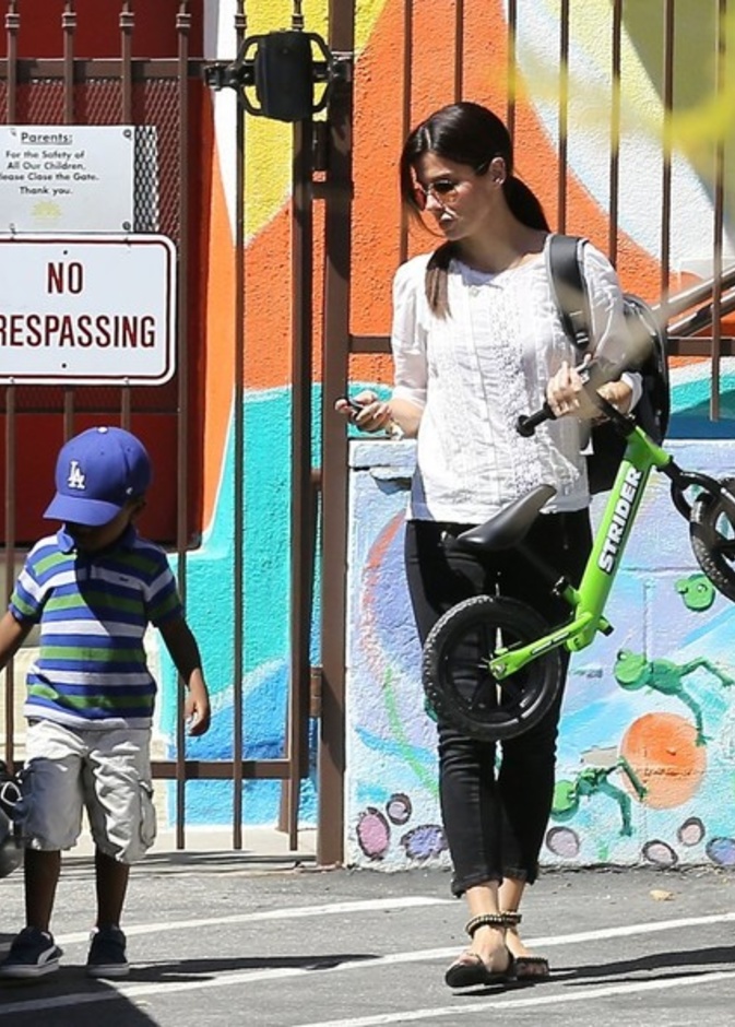 بالصور: ساندرا بولوك تصطحب ابنها إلى المدرسة