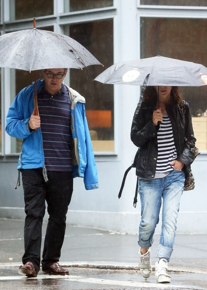 بالصور: سارة جيسيكا باركر وماثيو برودريك تحت الأمطار