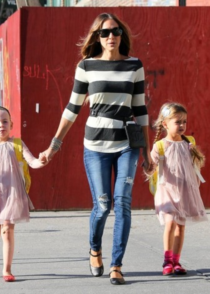 بالصور: سارة جيسيكا باركر تصطحب إبنتيها إلى المدرسة