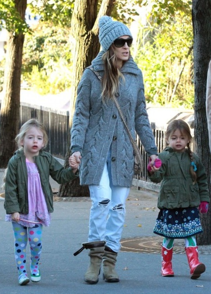 بالصور: سارة جيسيكا باركر تمشي مع إبنتيها للمدرسة