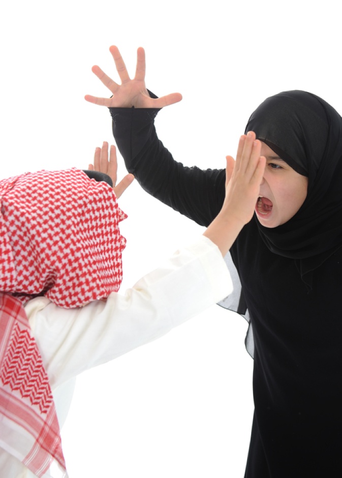 فتاة سعودية تعتقل متحرشا كويتيا