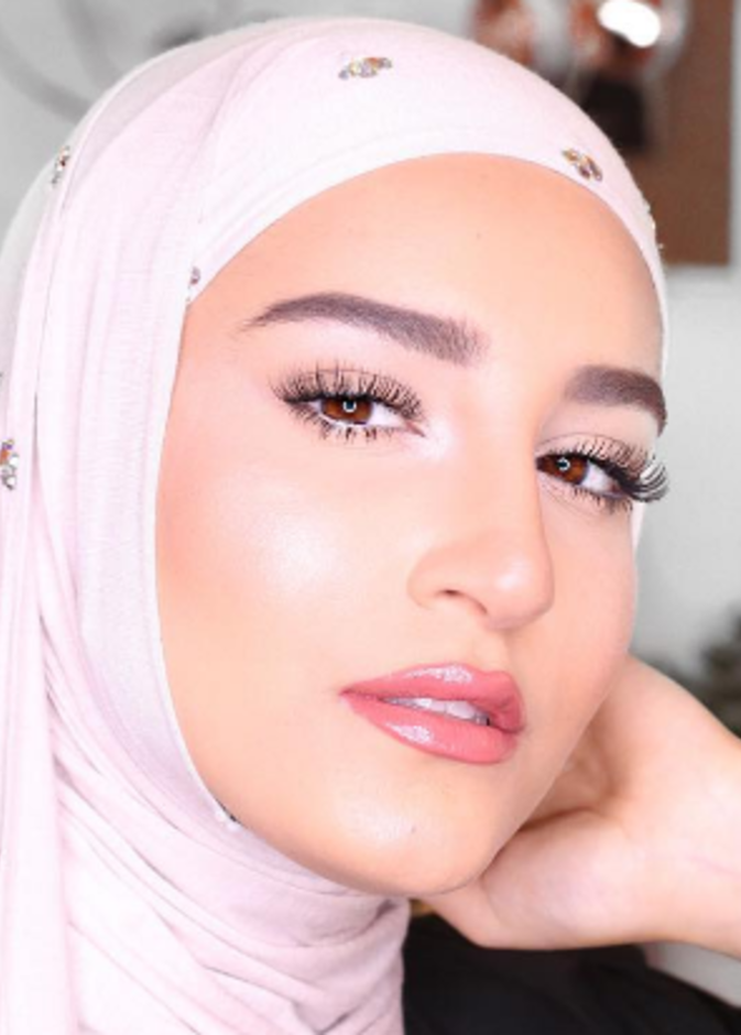 تعتمد دلال الدزب على تكثيف الرموش لإطلالة نهارية مميزة