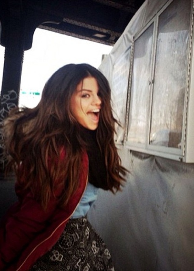  Selena Gomez ضحك ولعب ولكن مع من ؟