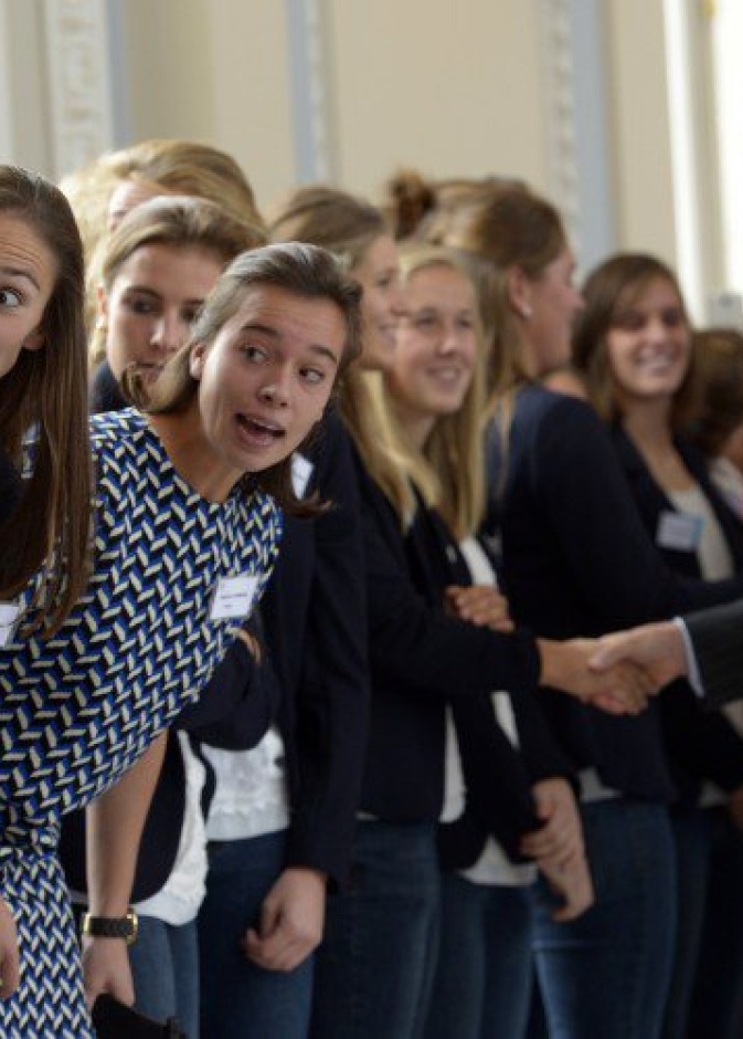 بالصور: سيلفي فتيات الهوكي يسرق الأضواء من فيليب وماتيلدا