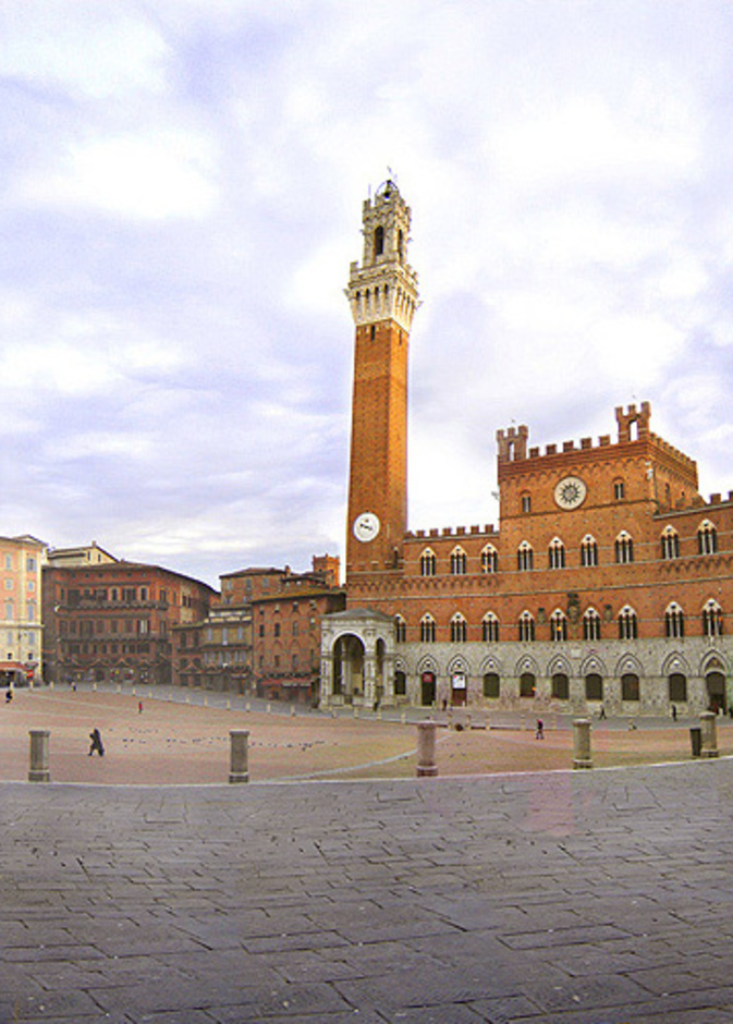 بياتسا ديل كامبو Piazza del Campo من أكبر الساحات الأوروبية