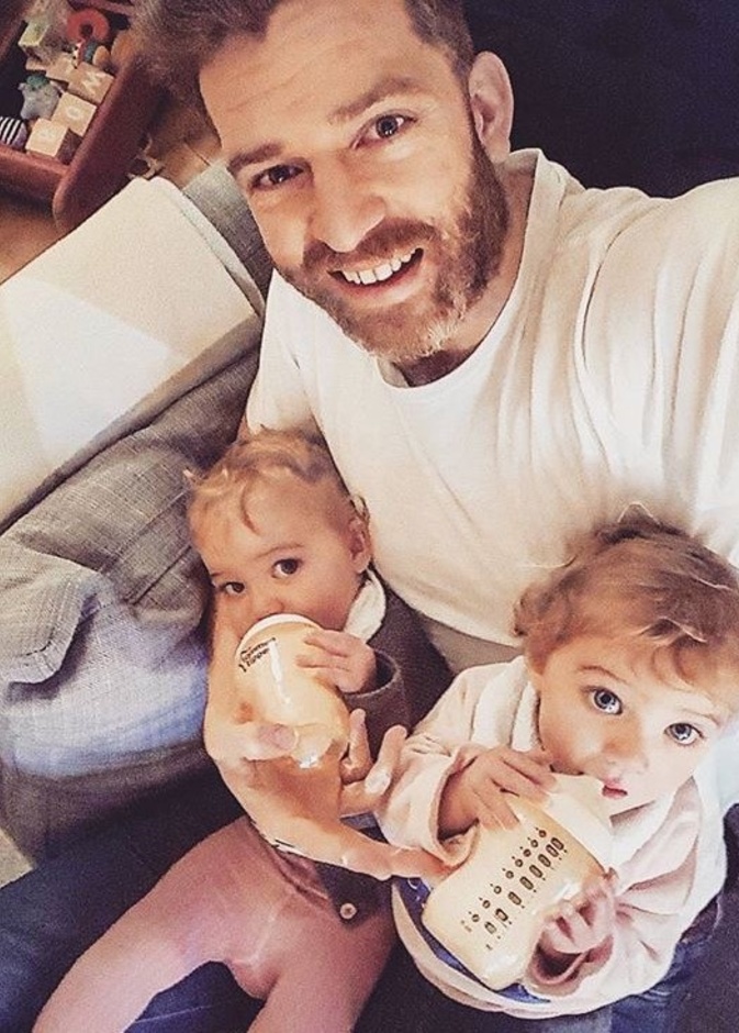 Simon اشتهر بسبب بناته 