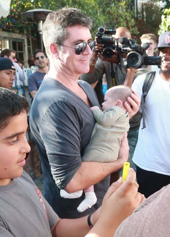 بالصور: سيمون كويل وعائلته يتنزهون في عيد الفصح