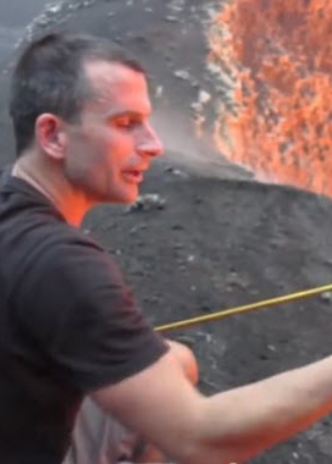 مغامر يطهو "المارشميلو" فوق فوهة بركان 