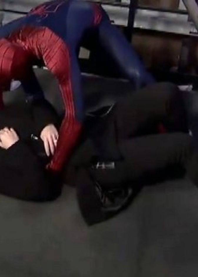 فيديو: سبايدر مان يفشل في إنقاذ مذيعة