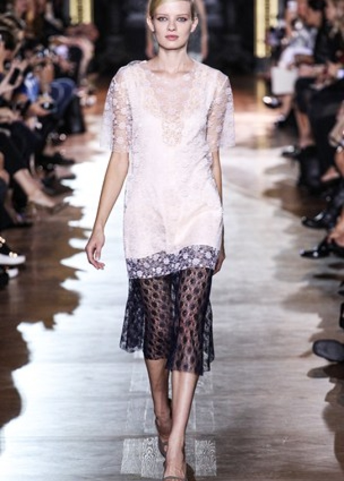 Stella McCartney تعيد للدانتيل رونقه
