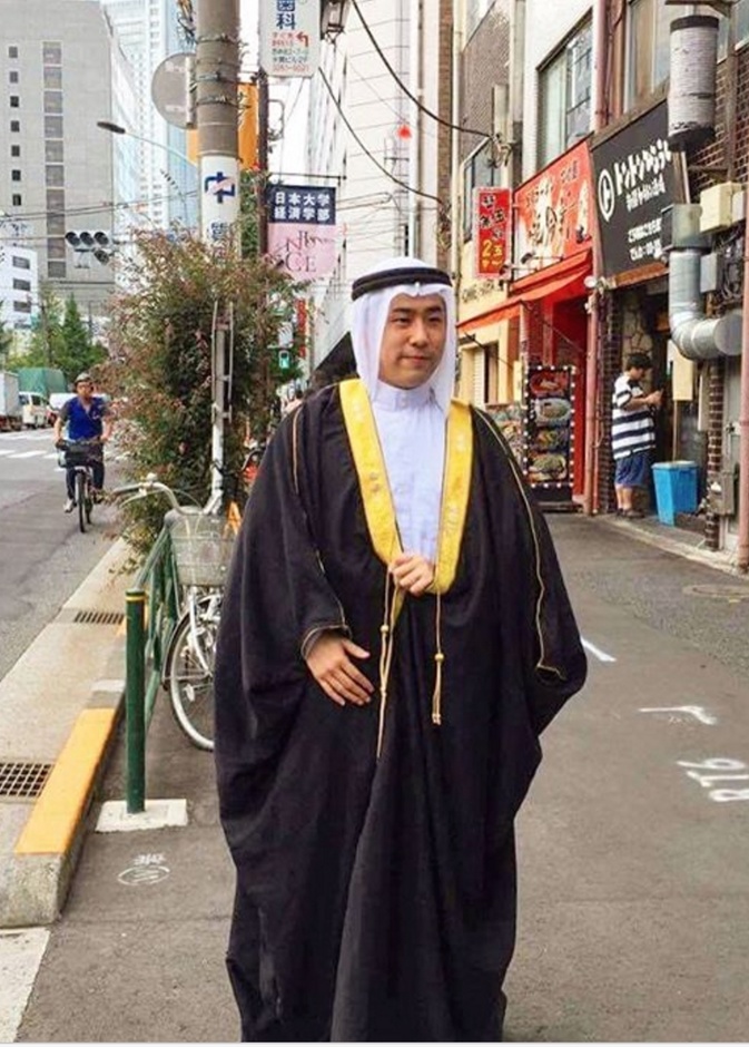 Takatoriya يرتدي البشت  كذلك 