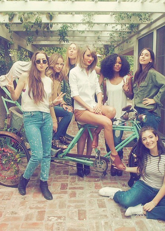 تايلور سويفت تقيم حفل شواء لصديقاتها