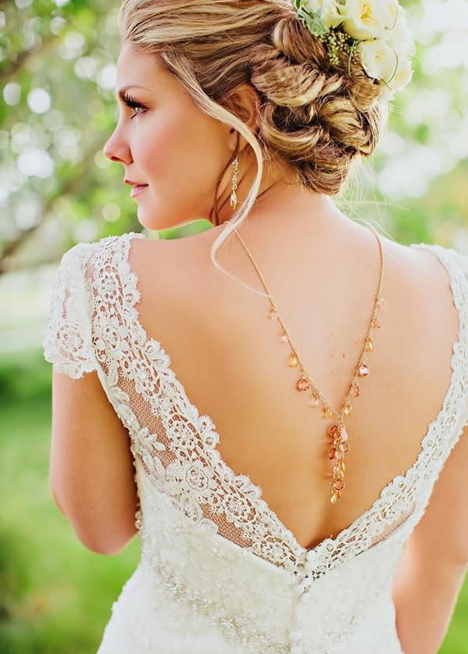 قلادة الظهر لإطلالة أكثر جاذبية