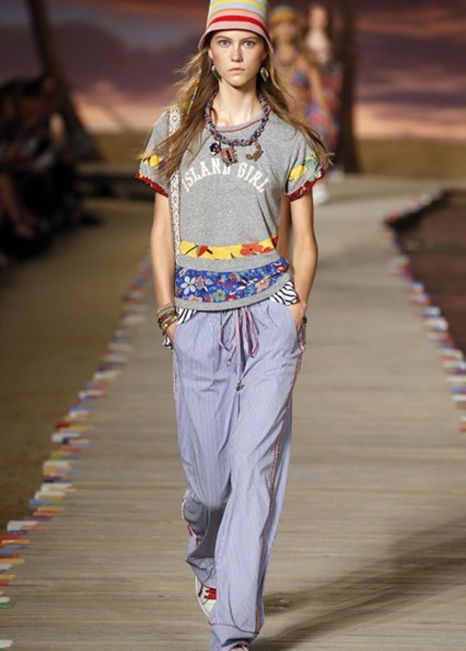 منصّة Tommy Hilfiger تحوّلت إلى جزيرة كاريبية!  