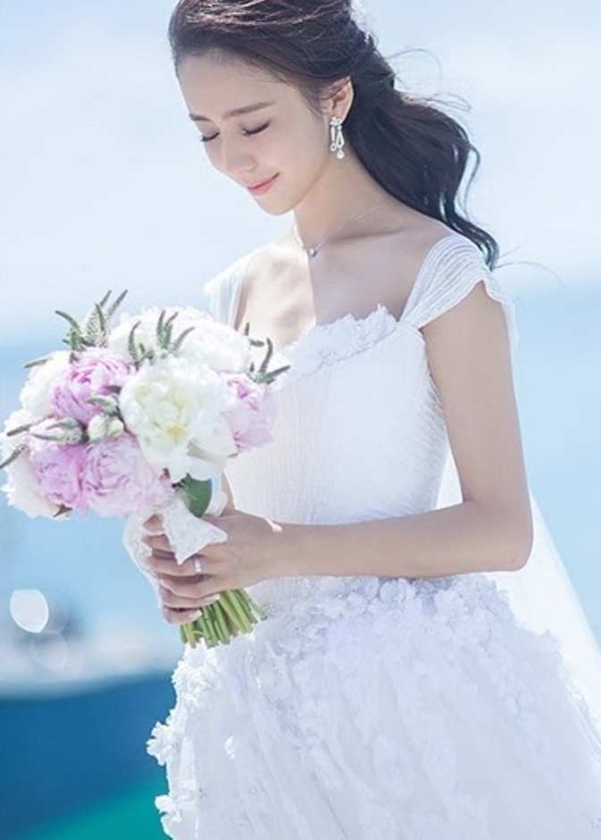 الممثلة الصينية تونغ ليا عروس جورج حبيقة