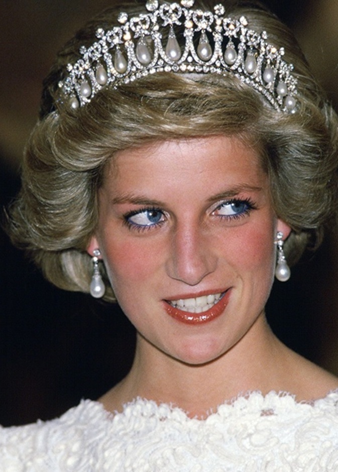 عشق الأميرة ديانا لعقود choker