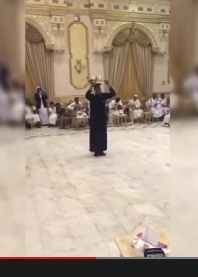 بالفيديو: سعودي مسنّ يرقص بأكواب الشاي فماذا حصل؟