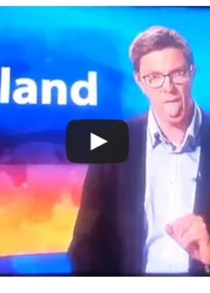 فيديو.. مذيع خارج النص على الهواء مباشرة