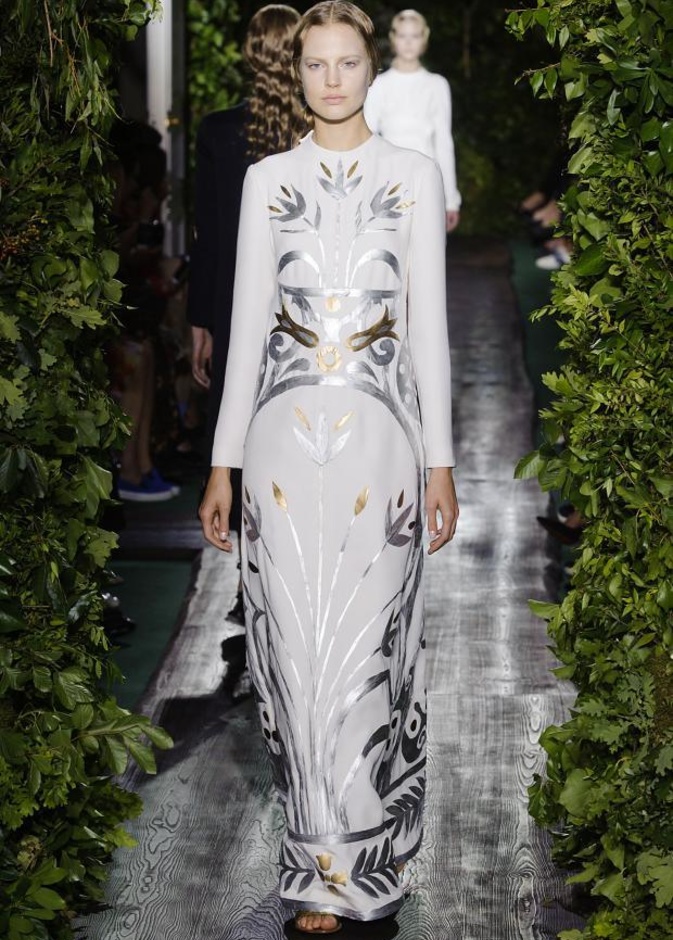 Valentino يقيّد النساء بقيود الحرية هذا الخريف