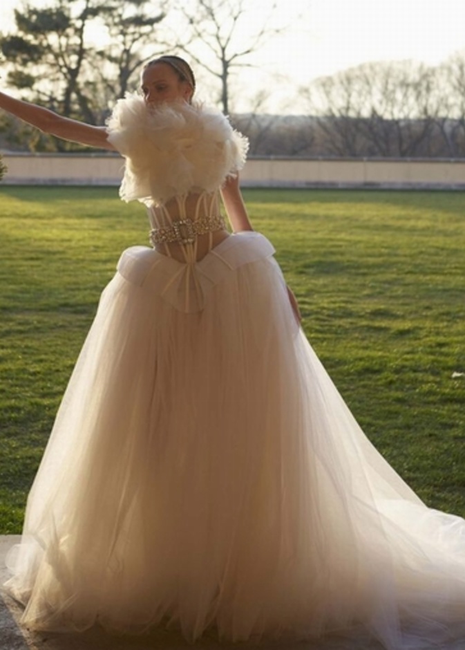 Valentino فستان زفاف غريب باللون الأحمر من