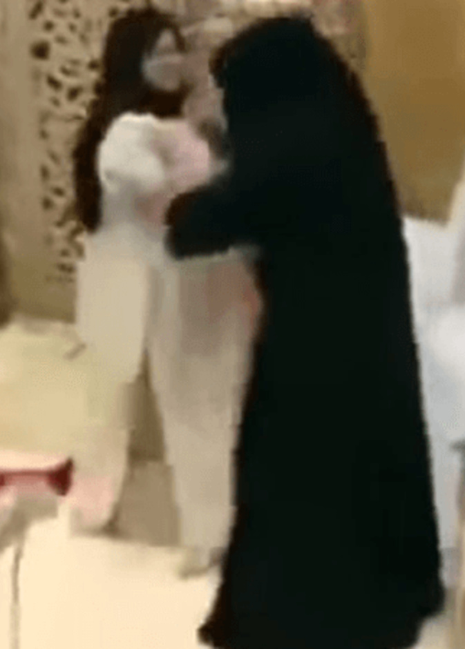 بالفيديو: "حماتان" تحولان قاعة العرس لساحة معركة