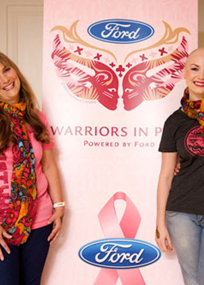 محاربات بروح وردية خلال جلسة التصوير مع فورد