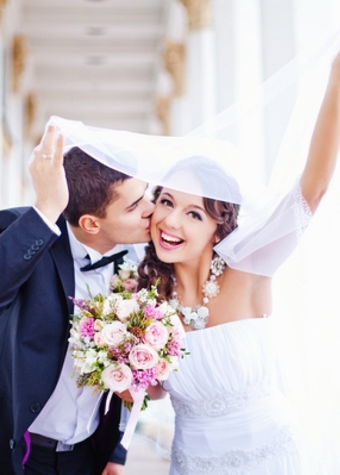 قبلة تعيد عروساً للحياة
