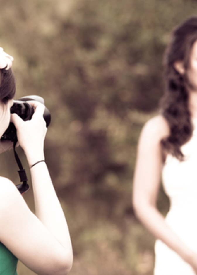 اتهام مصورة أفراح مختفية بخيانة الأمانة 