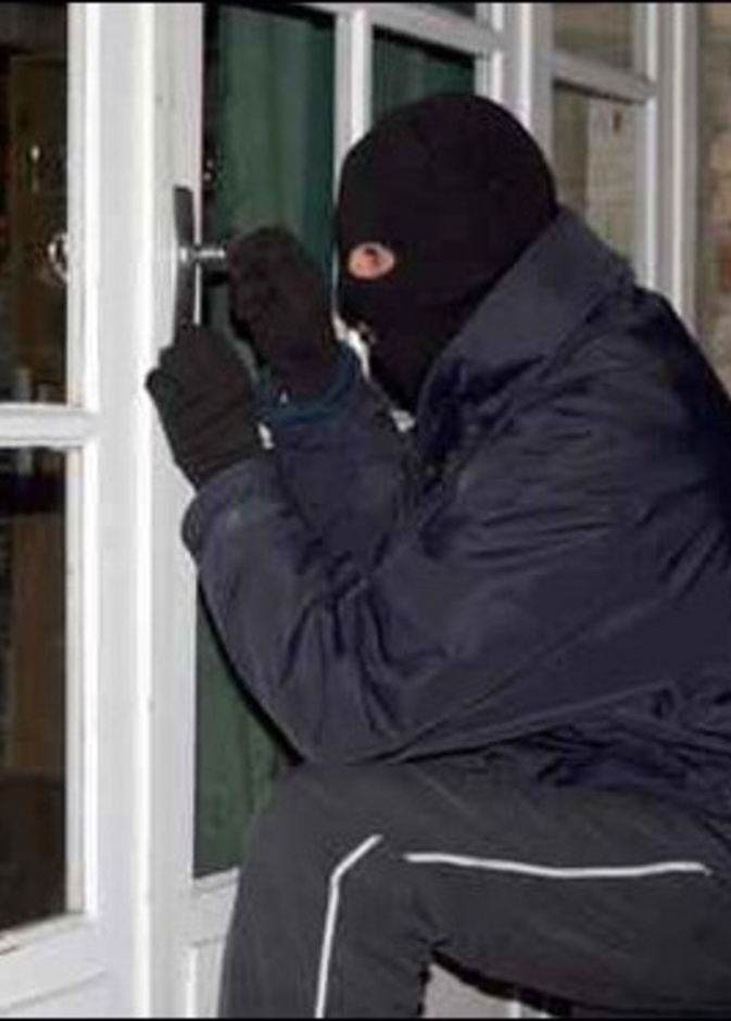 سعودية تقبض على لص ثم تكافئه بمبلغ 5000 ريال